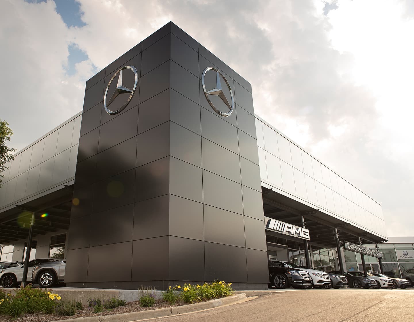 Mercedes-Benz of Milwaukee North dealership exterior and vehicle display