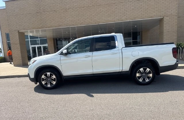 2017 Honda Ridgeline photo 1